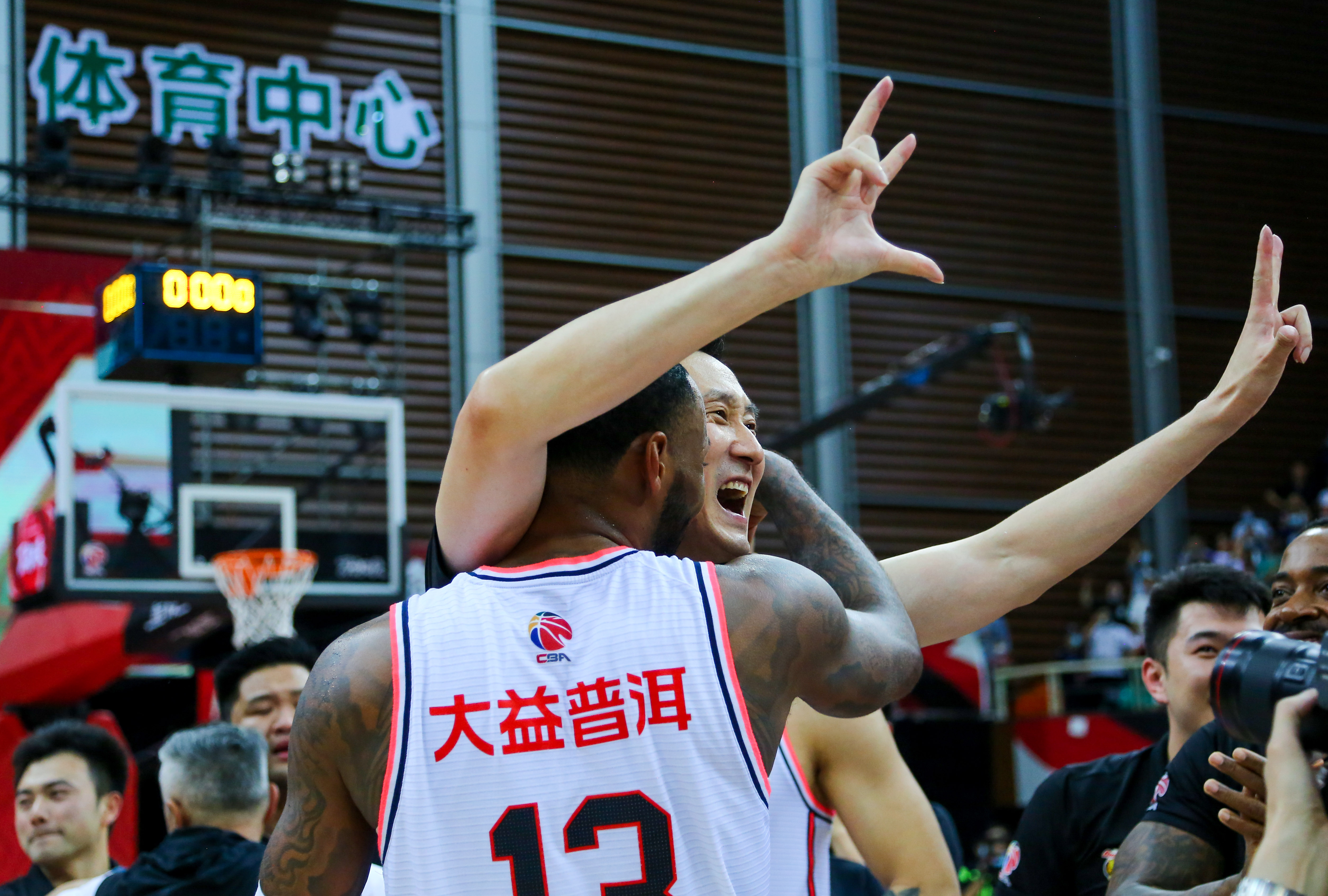 英雄联盟-拜仁慕尼黑关键时刻回应争议；志在CBA常规赛名次提升；信心回归；年轻球员得到机会的简单介绍