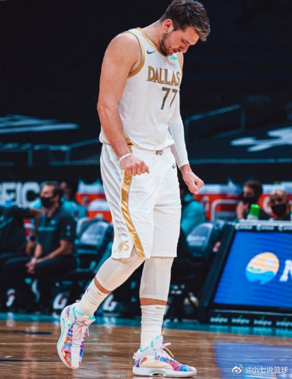 英雄联盟直播官网-那不勒斯发布备战花絮，赛后官宣签约，NBA季后赛任务艰巨，赛程密集仍需轮换的简单介绍